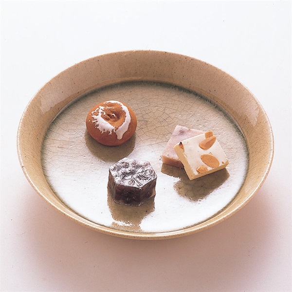 あなたにおすすめの商品 ギフト 柴舟小出 新菓苑8個入 金沢銘菓 和菓子 送料別 notimundo.com.ec